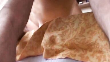 Mère Jaimerais baiser et allié porno maison stupide se taquiner avec des baisers chauds. - 15 image