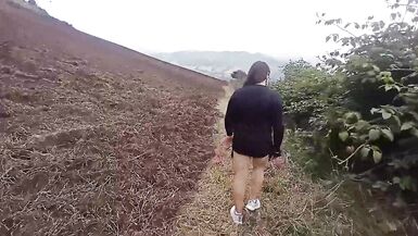 Chantage à ma belle-mère Je lai découverte en train dengloutir la bite dun allié de mon vieux copain maintenant cette nana est ma gueuse dans la forêt cette nana se laisse filmer et baiser sa chatte, ses fesses et son cul dans la jungle de la Colombie XXX