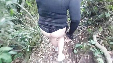 Ricattare la mia matrigna Lho scoperta mentre ingoiava il cazzo di un alleato del mio vecchio ragazzo Ora questa bambina è la mia donna nella foresta Questa bambina si lascia registrare e si scopa il sedere, le chiappe e il bottino nella giungla della Col - 8 image