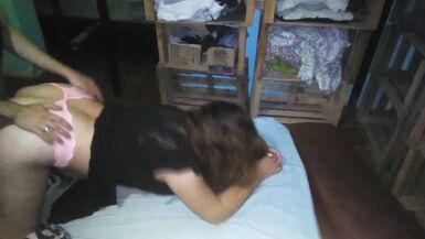 Ce mec me suce et je baise une fille en quatre avec une lanière rose.