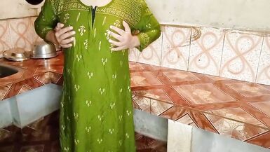 AuNty Ko kiTchen M uSke laDke N cHodne ka boy hAi boLke cHoot maRi