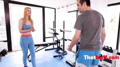 Quand on est une mère divorcée, on a envie de baiser Même un entraîneur de gym a lair dêtre baisable