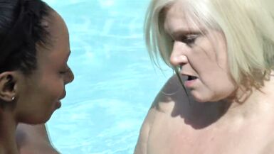 Trio Lesbo invecchiato con Lacey Starr - 6 image