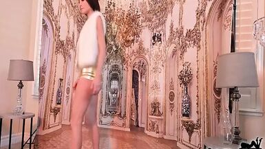 La cougar Sofie Marie Muff joue en posant pour une séance photo