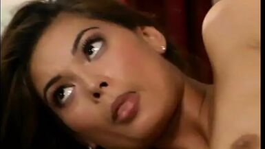 Une nana aux cheveux bruns avec de précieuses boules naturelles chevauche une bite subrigide