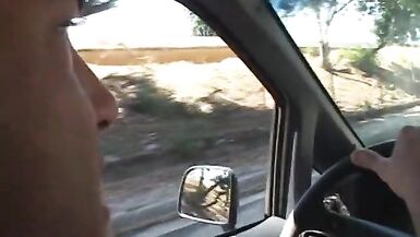 Un homme aux cheveux dor se fait renverser par une voiture et se fait baiser dans la maison dun inconnu. - 2 image
