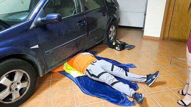 Large arse wife cuckolding with intimate mechanic - 6 image