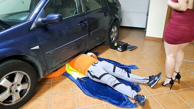 Large arse wife cuckolding with intimate mechanic - 7 image