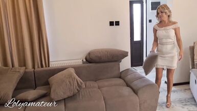 Après le travail, Stepmon partage un canapé avec Stepson avant que papa ne rentre à la maison.