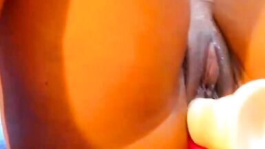 Dunkle Stiefmutter masturbieren und spritzen, während sie ihr kühles Cameltoe Cum-Loch vor ihrem Ehepartner agasmiert - 8 image