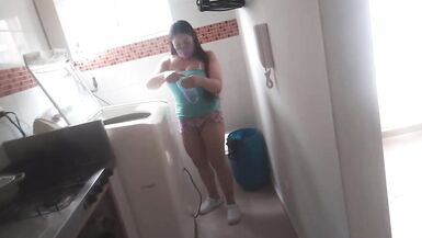 Sexually Excited Bitch Stepsister Con Biggest Cameltoe Shows Off Su Giant Cameltoe En La Cocina. - 10 image