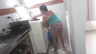 Sexually Excited Bitch Stepsister Con Biggest Cameltoe Shows Off Su Giant Cameltoe En La Cocina. - 4 image