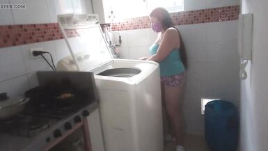Sexually Excited Bitch Stepsister Con Biggest Cameltoe Shows Off Su Giant Cameltoe En La Cocina. - 9 image