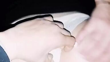 Ma femme élancée me montre ses fesses et saute sur ma bite. Je me laisse volontiers faire car jadore voir son trou du cul rebondir sur ma bite. - 1 image