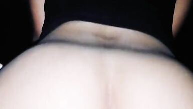 Ma femme élancée me montre ses fesses et saute sur ma bite. Je me laisse volontiers faire car jadore voir son trou du cul rebondir sur ma bite. - 10 image
