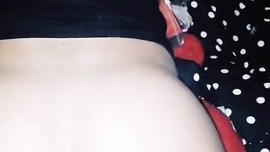 Ma femme élancée me montre ses fesses et saute sur ma bite. Je me laisse volontiers faire car jadore voir son trou du cul rebondir sur ma bite. - 14 image