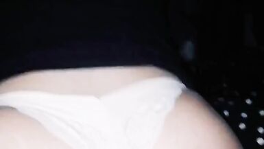 Ma femme élancée me montre ses fesses et saute sur ma bite. Je me laisse volontiers faire car jadore voir son trou du cul rebondir sur ma bite. - 6 image