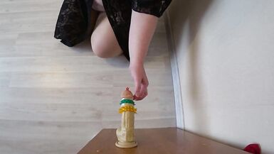 La femme de lâge dor en sous-vêtements se fait baiser par un sextoy en caoutchouc. Une belle femme âgée en sous-vêtements senvoie en lair avec un sextoy en caoutchouc à pointes. P.A.G. La mère que jaimerais baiser. Fétichiste. - 7 image
