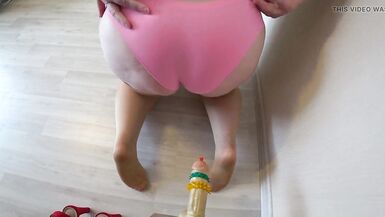 La femme de lâge dor en sous-vêtements se fait baiser par un sextoy en caoutchouc. Une belle femme âgée en sous-vêtements senvoie en lair avec un sextoy en caoutchouc à pointes. P.A.G. La mère que jaimerais baiser. Fétichiste. - 8 image