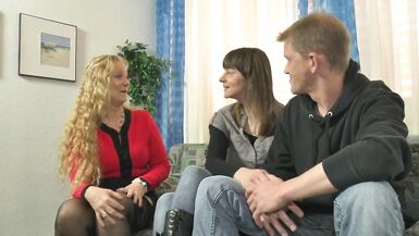 Une mamie blonde aime aider son allié à baiser en trio - 4