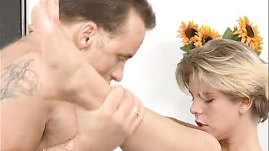 Golden-Haired Mother Id Like To Fuck avec une chatte étroite et des petits seins lèche le sperme - 10 image