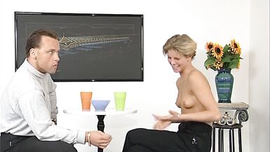 Golden-Haired Mother I'd Like To Fuck mit enger Muschi und kleinen Titten leckt sperma