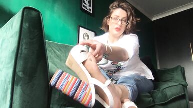 Worship my feet whilst I ignore u - Countess Diamond Foot Fetish - 4 image
