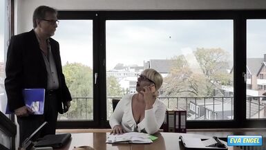 EVA ENGEL: una segretaria con un cazzo di cattivo gusto scopa con un timido candidato al lavoro - 3 image