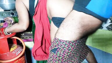 kiTchan ma Kaam karTe tiMe bhAbhi ne aPna cHut chUdaya deVar Se - 13 image