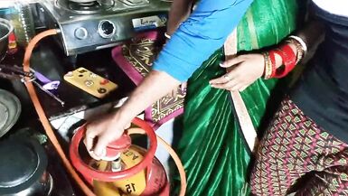kiTchan ma Kaam karTe tiMe bhAbhi ne aPna cHut chUdaya deVar Se - 4 image