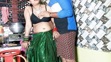 kiTchan ma Kaam karTe tiMe bhAbhi ne aPna cHut chUdaya deVar Se