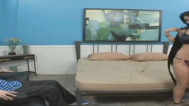Persia Pele hat seit über einem Jahr keinen Sex mehr mit ihrem Ehepartner, seit dieser mit seinem Schwanz an einem Geländer hängen geblieben ist - 5 image