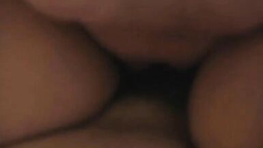 Mulher bonita e grande que se diverte A mulher de Abode bate uma punheta e depois dá uma pancada com força aqui - 3 image