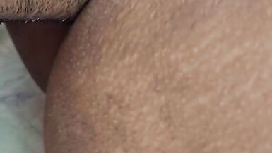 AMETURE RÉELLE DUNE FEMME EN TRAIN DE LÉCHER SA CHATTE JUTEUSE TOUT EN LA POMPANT À LAIDE DUN SEX-TOOL.