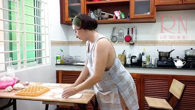 Cest lheure des raviolis ! Cuisine nue. Regina Noir, une cuisinière nudiste dans un hôtel nudiste. Servante dénudée. La femme de chambre nue