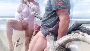 Halk plajında anal creampie - 2 image