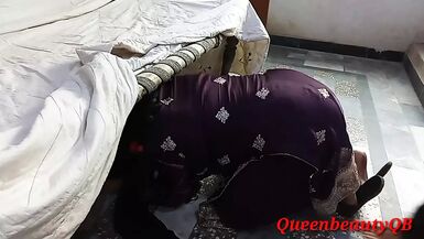 La belle-mère Desi se retrouve coincée alors quelle balaie sous le tabouret quand son beau-fils la copie et éjacule dans son gros trou du cul - Family Sex