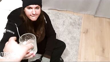 Cette femme qui vivait dans la rue près de chez moi, ma donné du sexe pour fumer et avaler. Pas de Fuck-Rubber, VRAI - 3 image