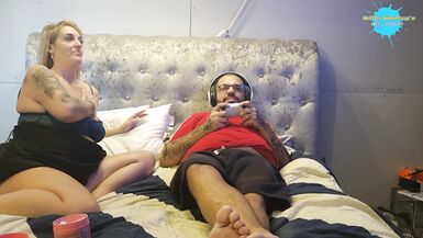 Gatinha precisa de atenção do seu namorado jogador - 3 image