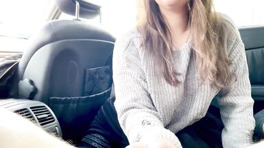 Esposa infiel sale en secreto con un aliado y lo copula en el coche con creampie - 2 image