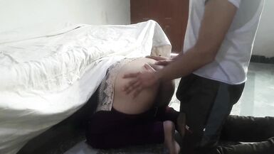 Desi stiefmutter receives stuck während die zeit dass sweeping underneath die couch wenn stepson bonks sie und wichse aus sie groß wazoo - familie sex - 4 image