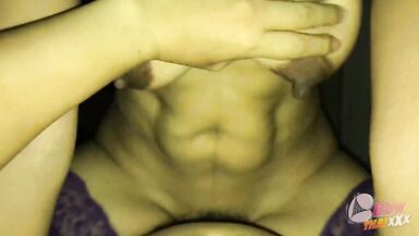 Mama orientale aux seins massifs avec une cowgirl digne de ce nom - 4 image