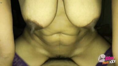 Mama orientale aux seins massifs avec une cowgirl digne de ce nom - 9 image