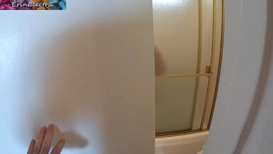 La belle-mère désire faire lamour quand elle surprend son beau-fils en train de lépier sous la douche POV - 3 image