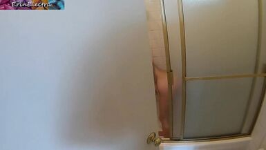 La belle-mère désire faire lamour quand elle surprend son beau-fils en train de lépier sous la douche POV - 4 image