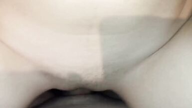 Ma jolie demi-sœur se fait baiser par un inconnu dans un bain public - 10 image