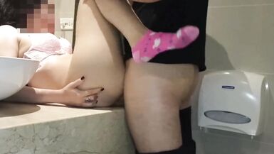 Ma jolie demi-sœur se fait baiser par un inconnu dans un bain public - 15 image