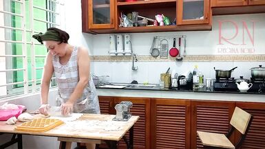 Cest lheure des raviolis ! Cuisine déshabillée. Regina Noir, cuisinière nudiste dans un hôtel nudiste. Servante nue. Femme au foyer nue. Caméra 1 - 3 image