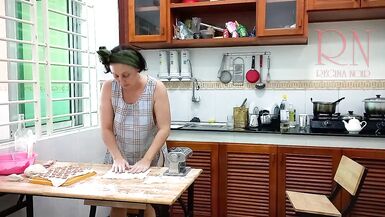 Cest lheure des raviolis ! Cuisine déshabillée. Regina Noir, cuisinière nudiste dans un hôtel nudiste. Servante nue. Femme au foyer nue. Caméra 1 - 6 image