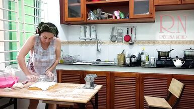 Cest lheure des raviolis ! Cuisine déshabillée. Regina Noir, cuisinière nudiste dans un hôtel nudiste. Servante nue. Femme au foyer nue. Caméra 1 - 7 image